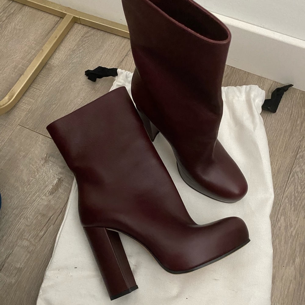 Theory heeled boot